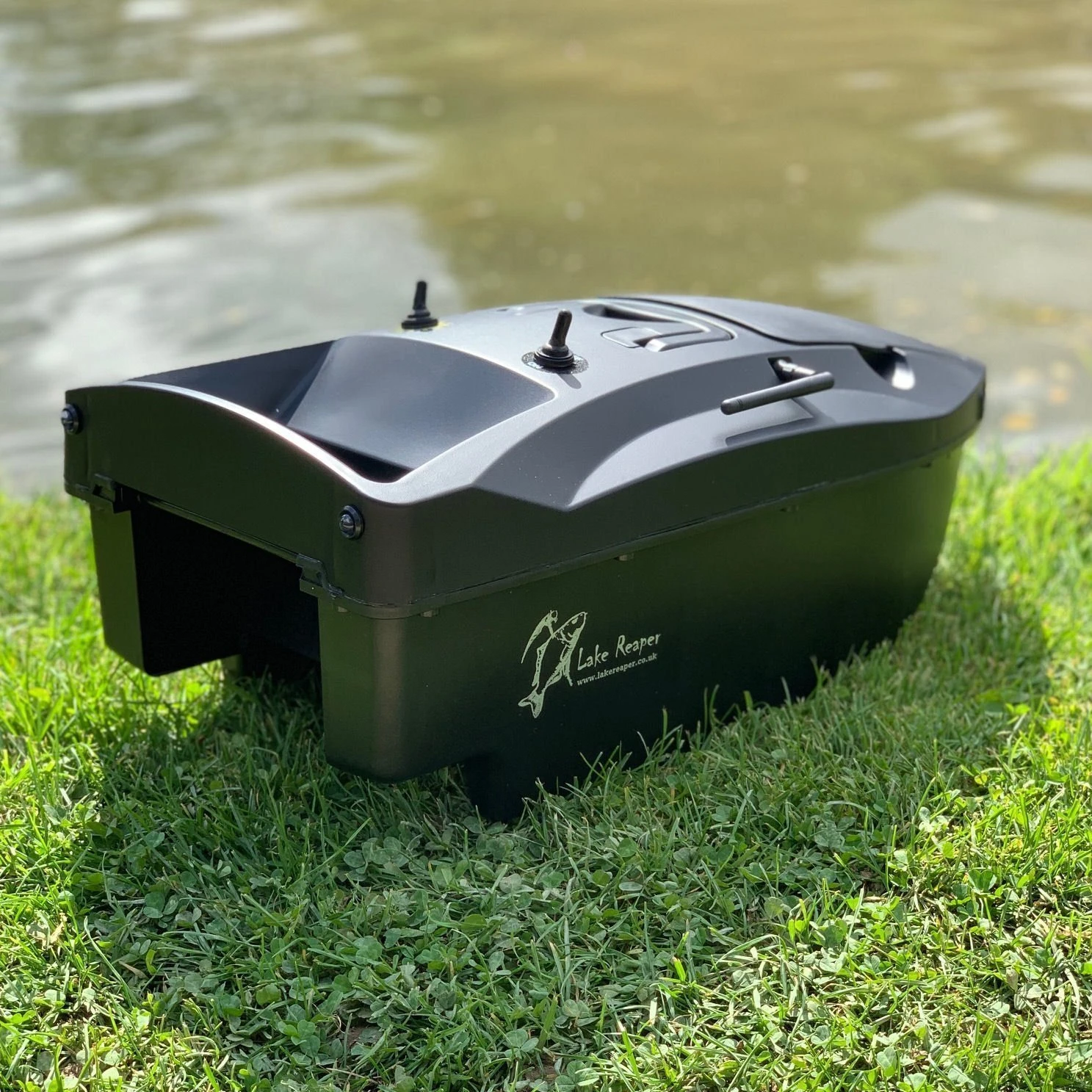 Lake Reaper Bait Boat Black With GPS & Fish Finder Now With The Latest Telemetry Handset - Image 8