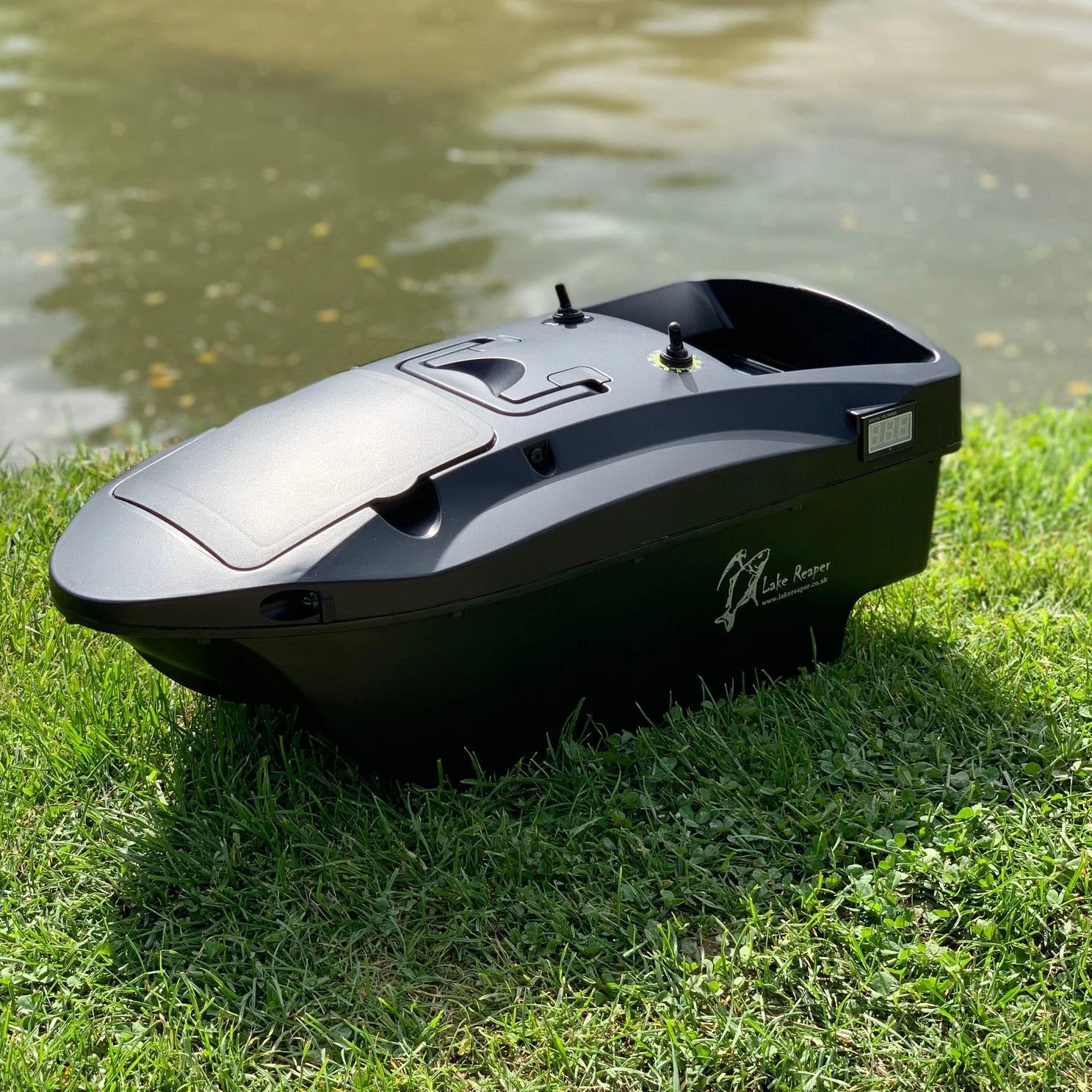 Lake Reaper Bait Boat Black With Deeper Pro+ Compatible Radio - Image 3