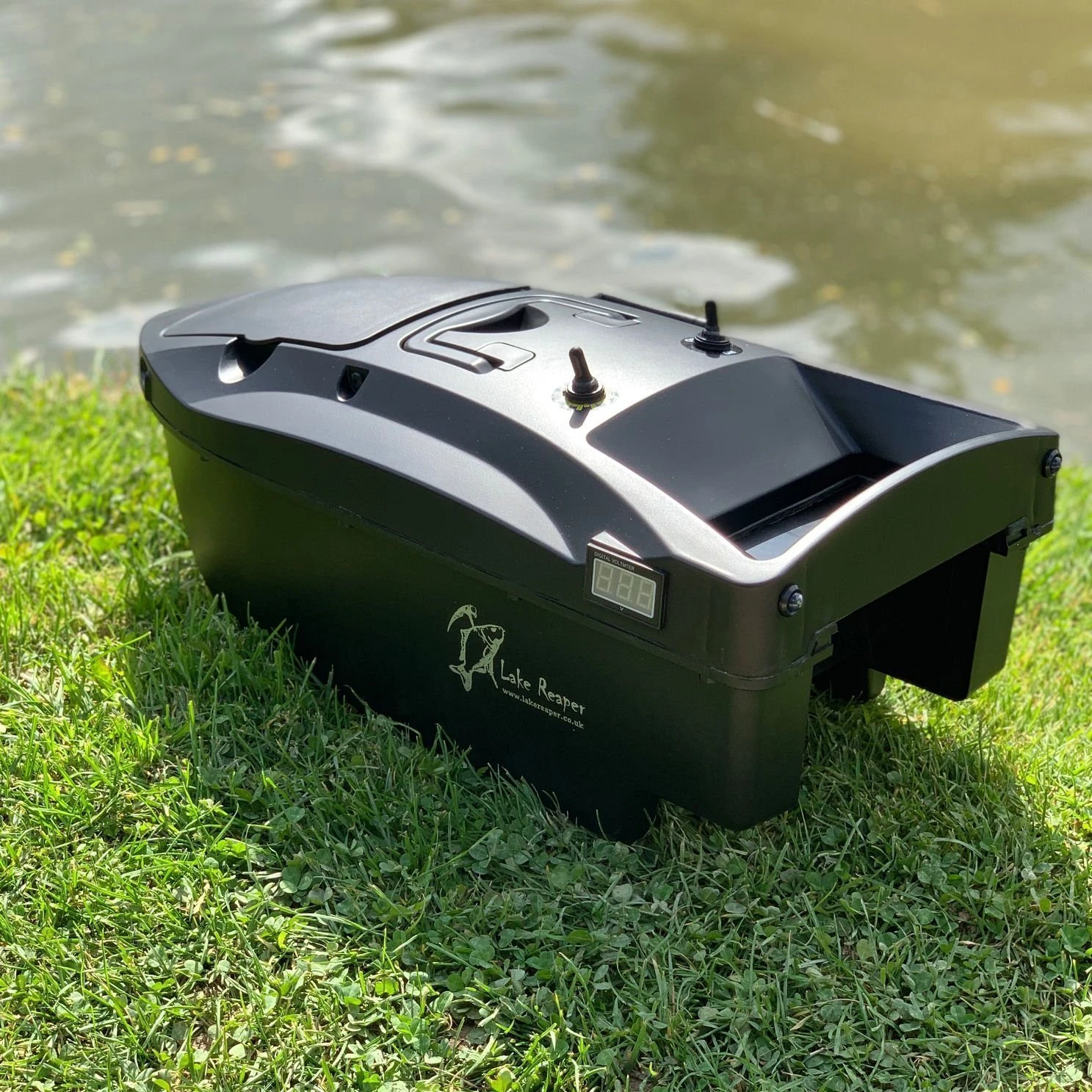 Lake Reaper Bait Boat Black With GPS & Fish Finder Now With The Latest Telemetry Handset - Image 11