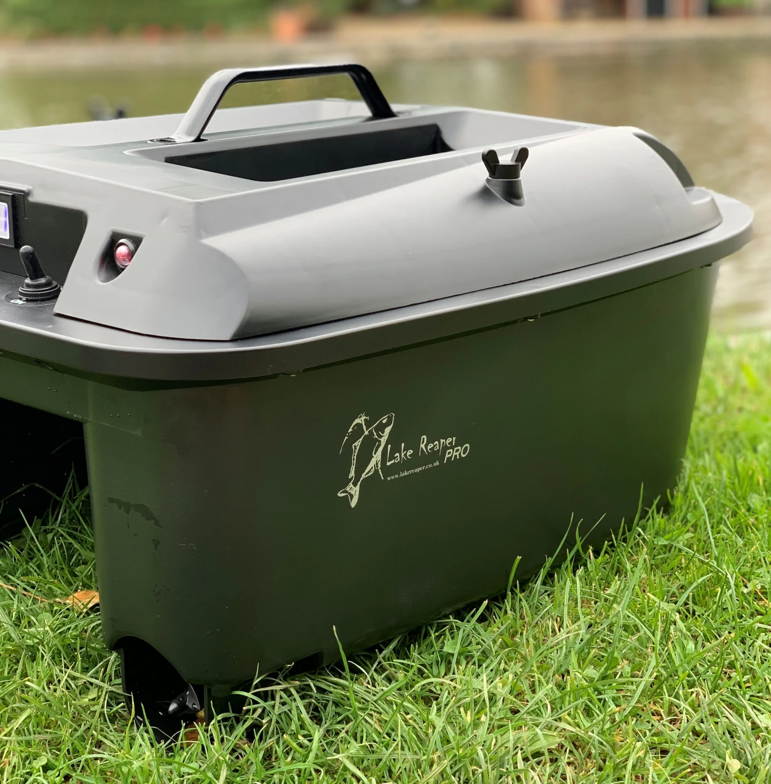 Lake Reaper Pro Bait Boat In Matt Black – Pre Order - Image 7