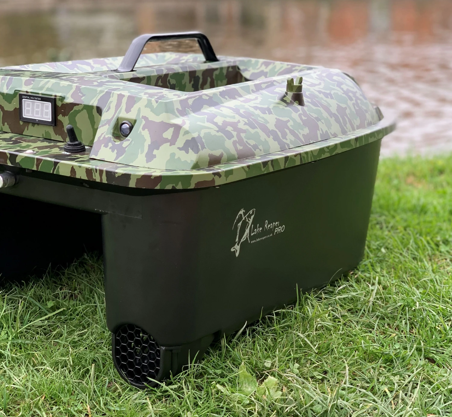 Lake Reaper Pro Bait Boat In Camouflage With Coloured Screen Fish Finder – Pre Order - Image 4