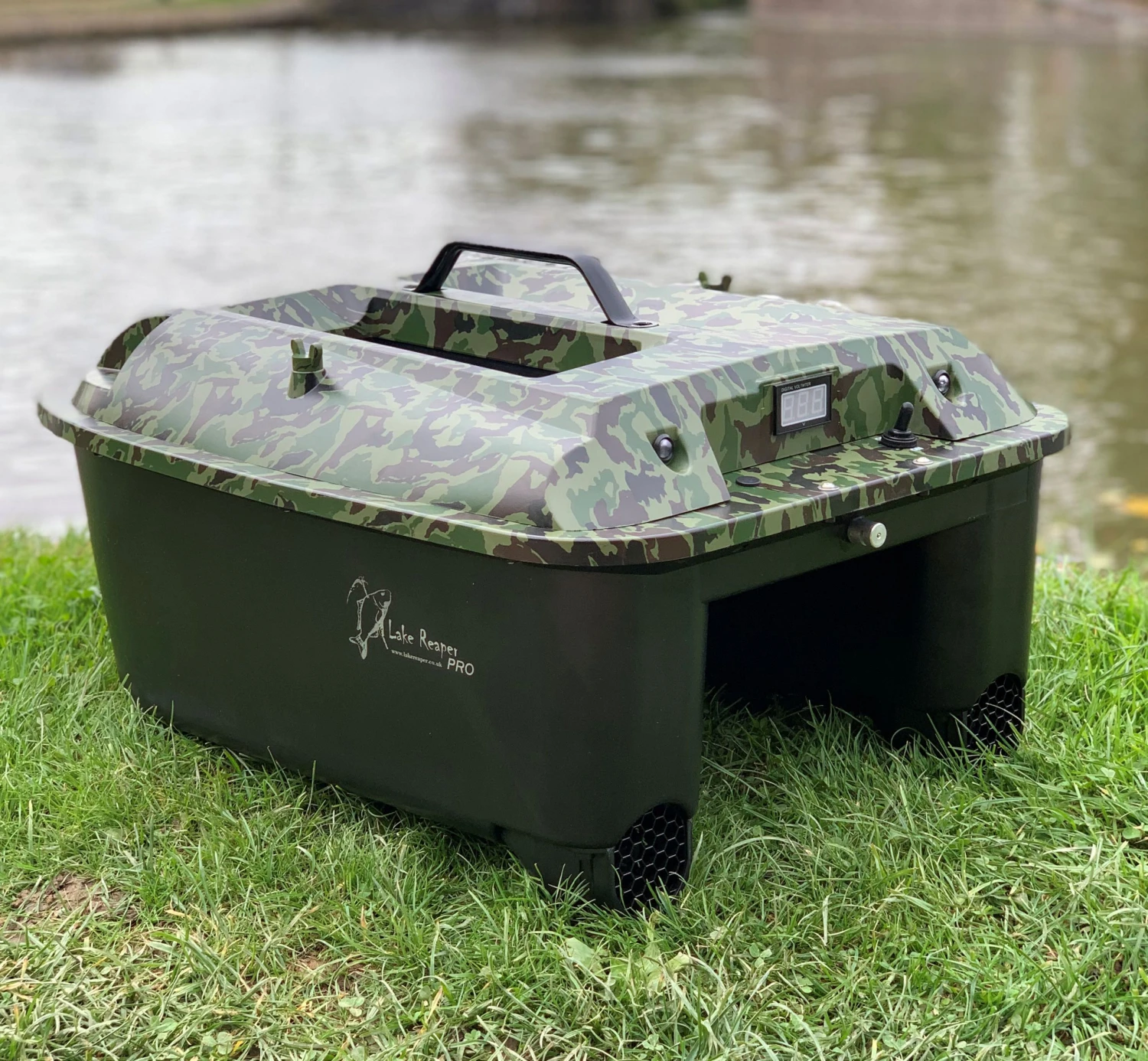 Lake Reaper Pro Bait Boat In Camouflage With Coloured Screen Fish Finder – Pre Order - Image 5